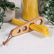 Handgefertigtes Spaghettimaß aus Eichenholz mit Lederband und ungekochten Spaghetti