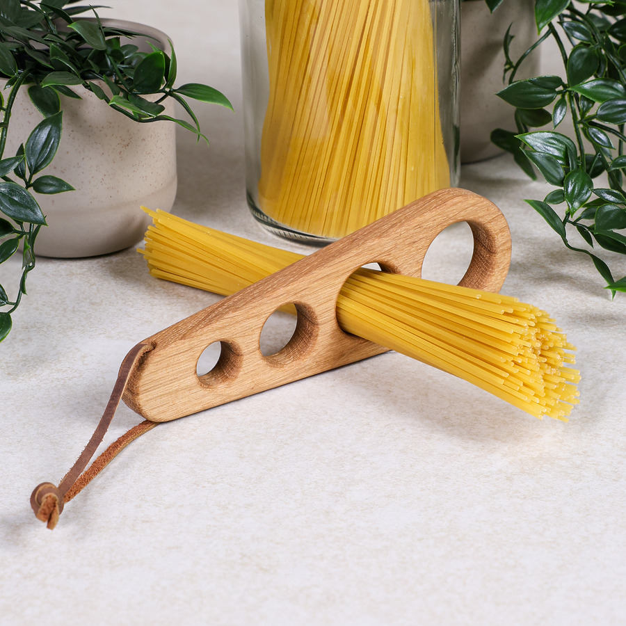 spaghettiportionierer-eiche-1-4-portionen-frontansicht Handgefertigtes Spaghettimaß aus Eichenholz mit Lederband und ungekochten Spaghetti
