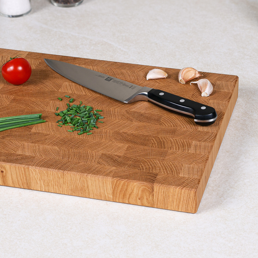 stirnholz-schneidebrett-klassik-eiche Stirnholz Schneidebrett Klassik aus Eichenholz mit Tomate, Schnittlauch, Knoblauch und Küchenmesser