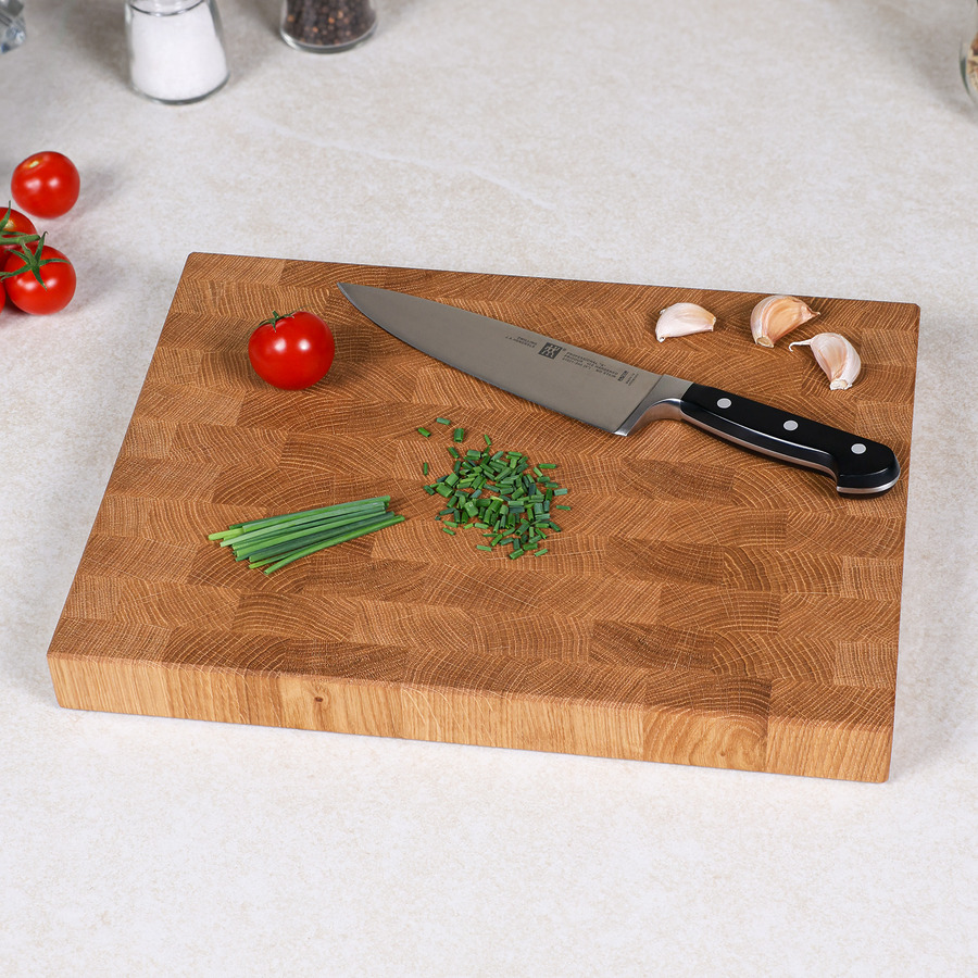 stirnholz-schneidebrett-klassik-eiche-rechts-oben Stirnholz Schneidebrett von rechts oben mit Tomaten, Gewürzen und Küchenmesser