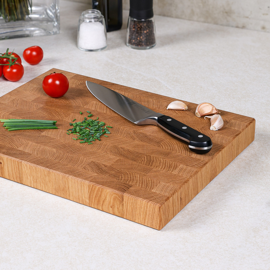 stirnholz-schneidebrett-klassik-eiche-schraegansicht Stirnholz Schneidebrett Klassik in schräger Ansicht von rechts vorn mit Tomaten und Gewürzen