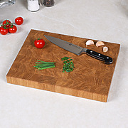 Stirnholz Schneidebrett aus Eichenholz von rechts oben mit Tomaten, Gewürzen und Küchenmesser